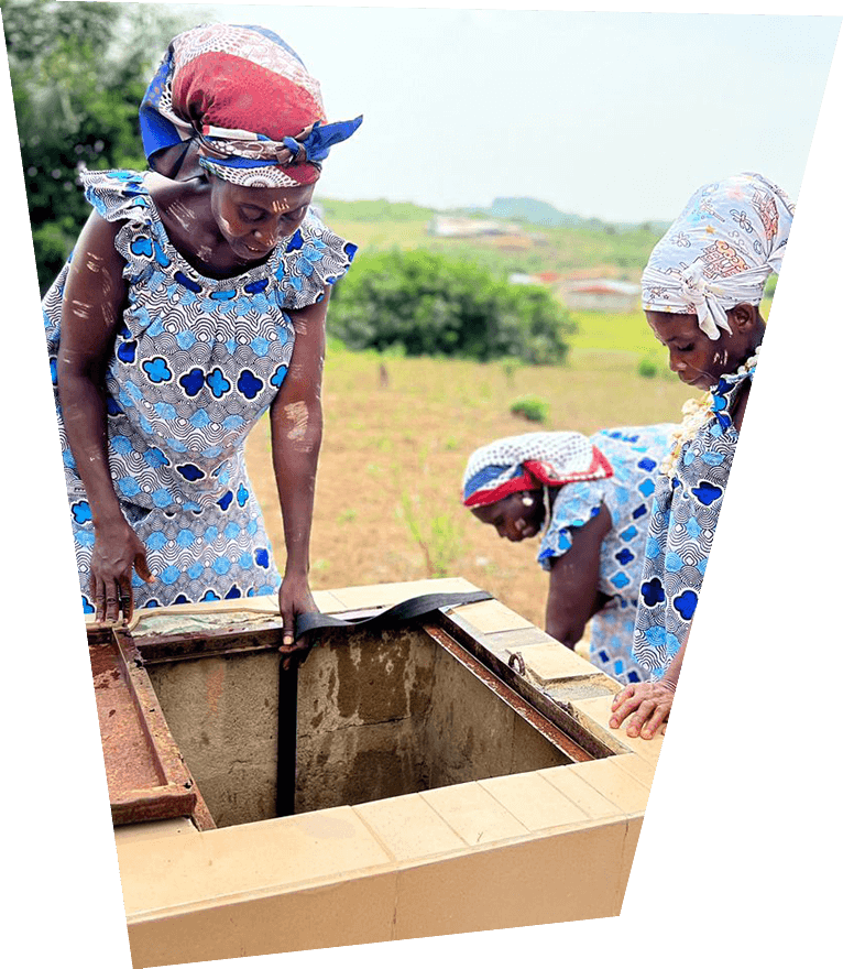 Women processing cassava at the Baba site
